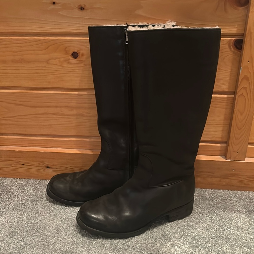 UGG Sheepskin Lined Black Leather Boots - Size 8